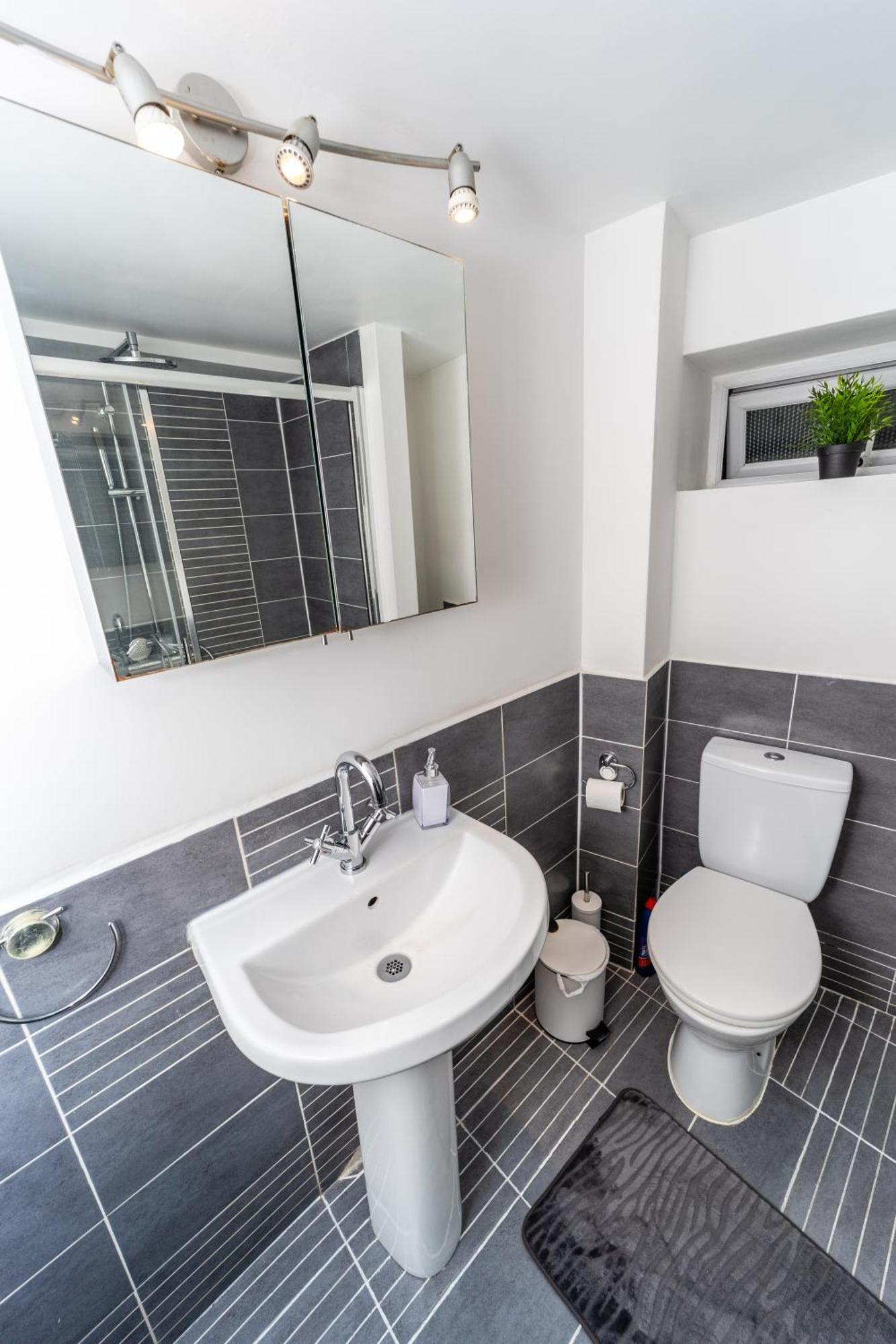 Spacious Flat With Patio & Parking In City Centre Reading Esterno foto