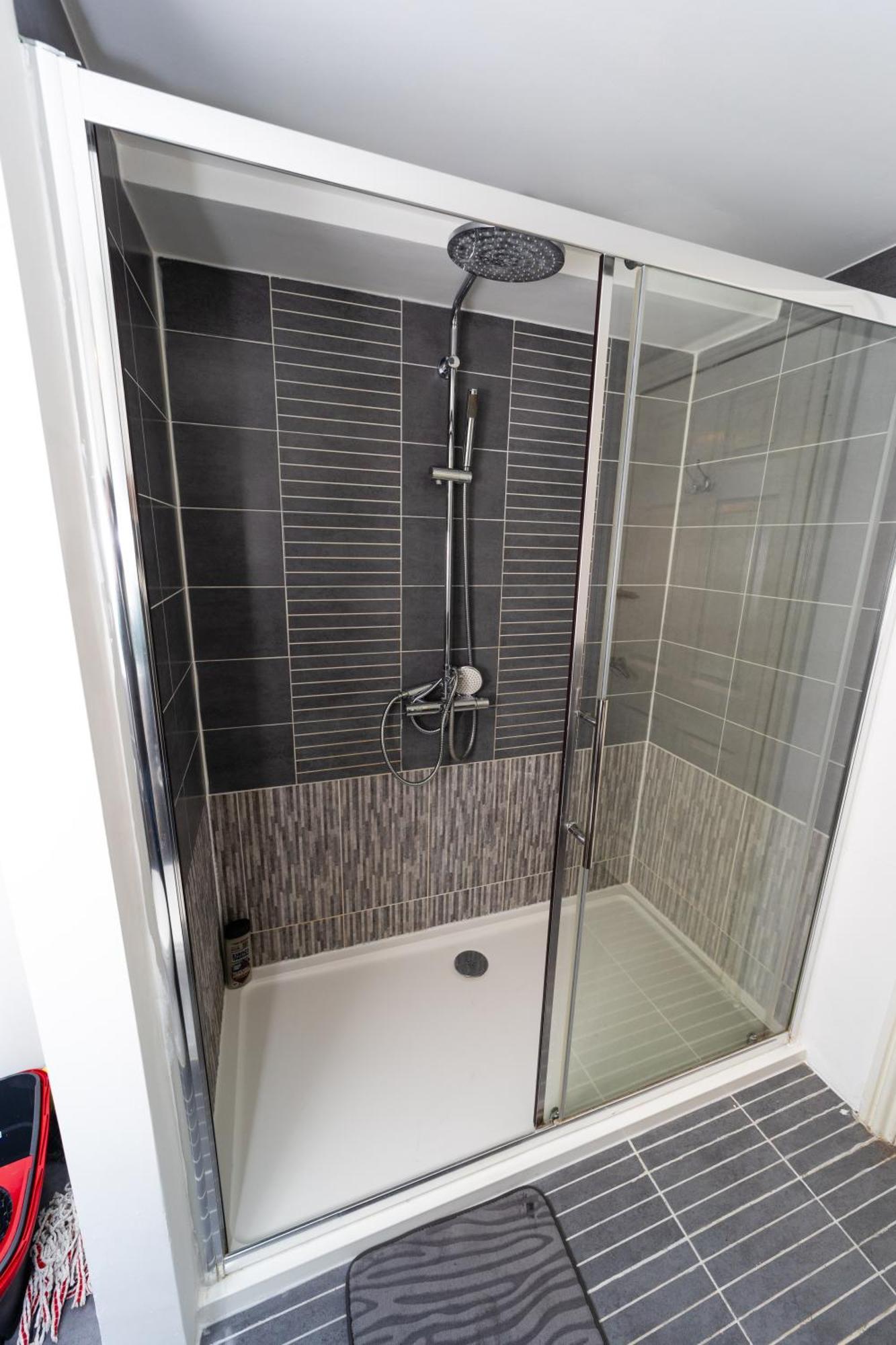 Spacious Flat With Patio & Parking In City Centre Reading Esterno foto